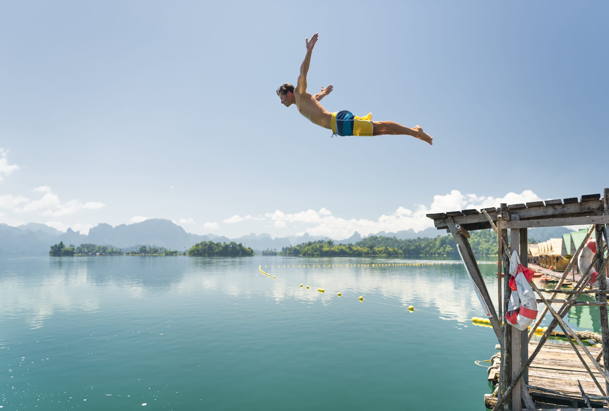 Man wild swimming in Lake Ratchaprapha, Khao Sok Nationalpark, Thailand.